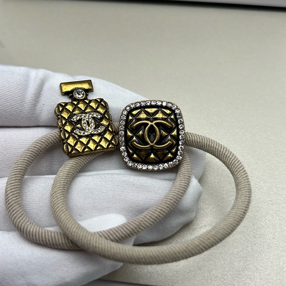 Hair Ties Beauty Chanel Or Wristband & Small Shopping Bag CC Rhinestones NWOT - Picture 9 of 17